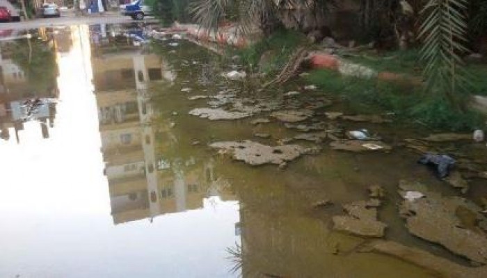 بالصور: طفح الصرف الصحي يفسد فرحة العيد بمنطقة العقاد بأسوان