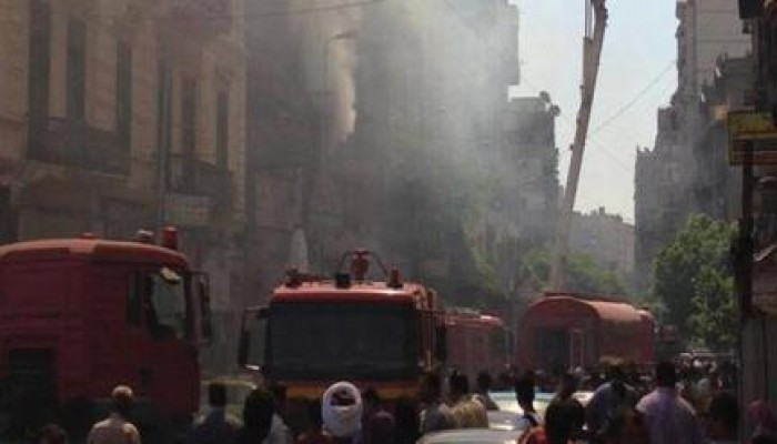 نشوب حريق ضخم في شارع الفجالة