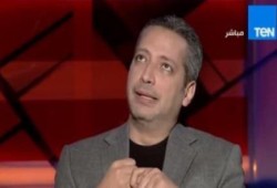 رجل مصري يكيل السباب لتامر أمين في لندن (فيديو)