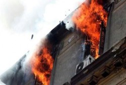 بالفيديو.. انهيار جزء من المبنى المحترق بالفجالة أثناء إطفائه