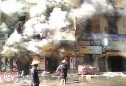 شهود عيان: قوات الدفاع المدني لم تسيطر علي حريق"الفجالة" والشرطة "شتمتنا" (فيديو)