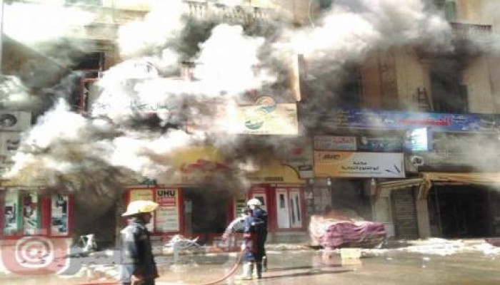 شهود عيان: قوات الدفاع المدني لم تسيطر علي حريق"الفجالة" والشرطة "شتمتنا" (فيديو)