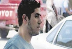 عبد الله مرسى يبتسم ويرفع شارة رابعة عقب إخلاء سبيله