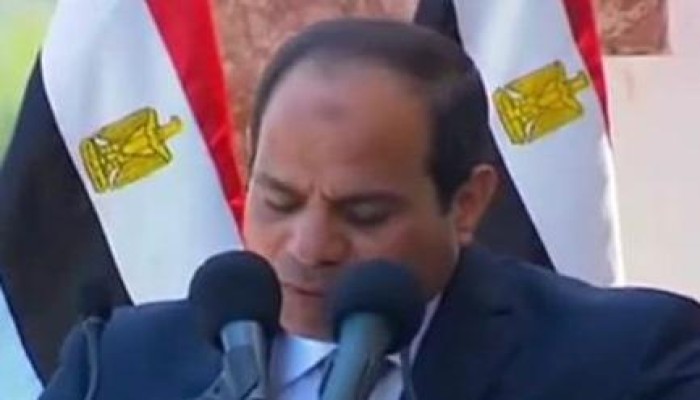 السيسي يفشل في قراءة كلمة كلمة "تتوق" في خطابه اليوم (فيديو)