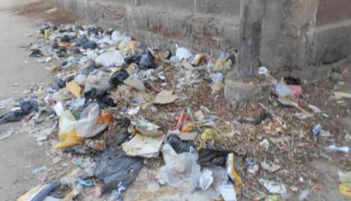 بالصور .. القمامة تحاصر شوارع أسيوط .. والأهالي: "هنموت من الريحه"
