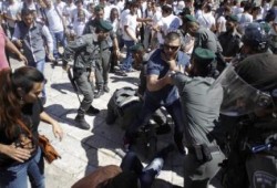 القدس : عشرات الإصابات في صفوف المرابطين في اقتحام قوات الاحتلال للأقصى