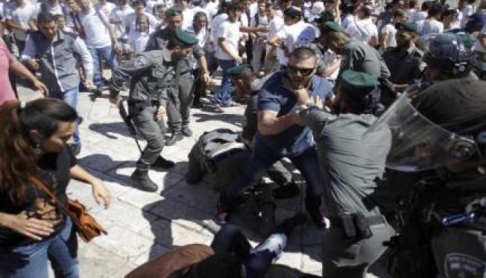 القدس : عشرات الإصابات في صفوف المرابطين في اقتحام قوات الاحتلال للأقصى
