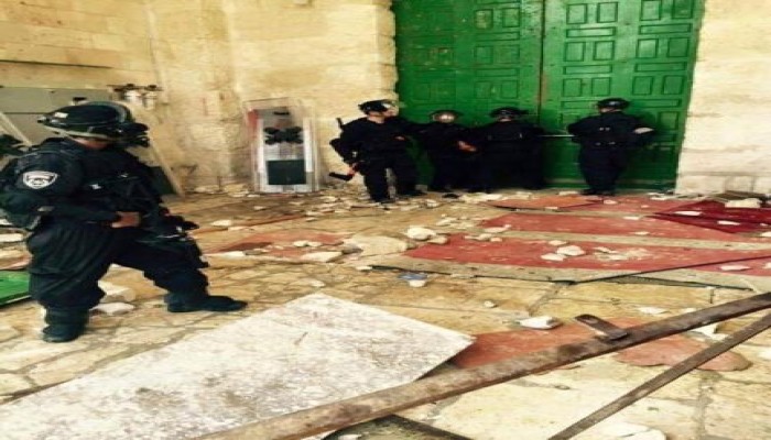 بالصور : المرابطون في الأقصى يتصدون لجنود الاحتلال الإسرائيلي