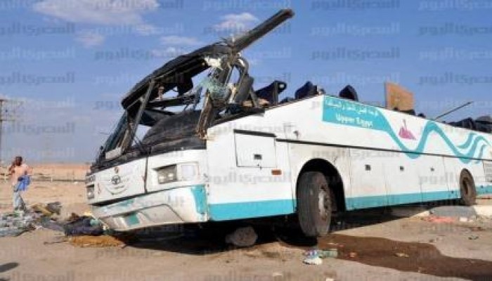 نحس الانقلاب .. مصرع 4 أشخاص وإصابة 16 إثر انقلاب أتوبيس بطريق «أسيوط - البحر الأحمر»