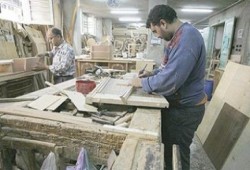 تقرير حقوقي: رجال الأعمال يدمرون صناع الأثاث ويشردون 400 ألف عامل