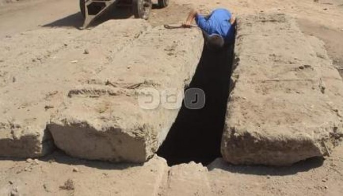 القليوبية.. بالصور.. البالوعات المفتوحة تخطف حياة أطفال قرية "سندوة"