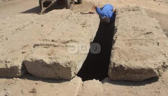 القليوبية.. بالصور.. البالوعات المفتوحة تخطف حياة أطفال قرية "سندوة"