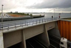 صحيفة الجمهورية الانقلابية تنشر صور مزيفه لكوبري بهولندا وتنسب بناء الجيش له في مصر! (صور)