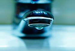 العطش يعمّ أحياء التجمع الخامس بعد انقطاع مياه الشرب