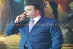 محافظ الفيوم يدخن "سيجار كوبي" سعرالواحد منه يتراوح بين ألف و6 آلاف جنيه !