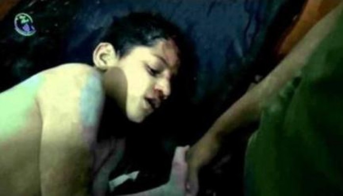 طفل سوري يقرأ القرآن في أثناء إسعافه بعد إخراجه من تحت الأنقاض (فيديو)