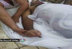 الشهيد عبد العزيز هيبة يشير بأصبع التوحيد أثناء تغسيله