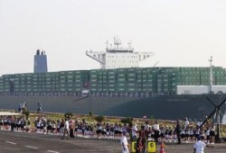 صحيفة فرنسية: تفريعة قناة السويس الجديدة لا شيء.. والسيسي انفق مليارات الدولارات في الهواء