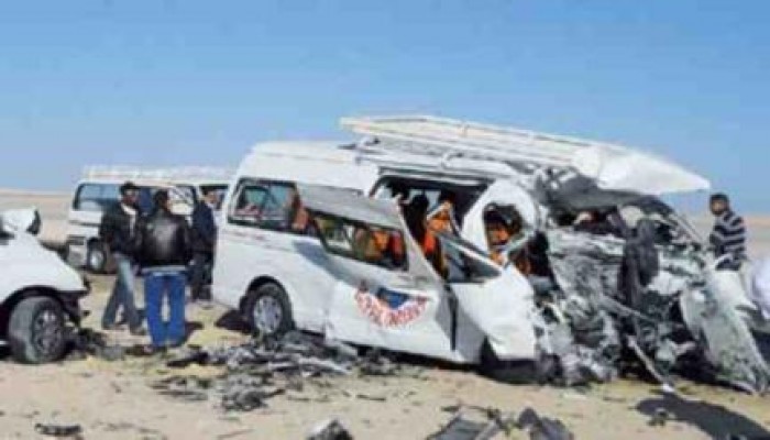 مصرع وإصابة 14 في تصادم شاحنة وميكروباص على طريق الفيوم