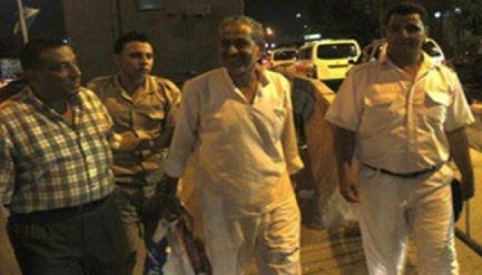 وصول أبو العلا ماضي إلى قسم الجيزة لإنهاء إجراءات إخلاء سبيله
