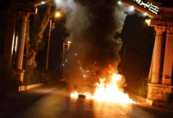 شباب غاضبون يقطعون الطريق أمام مدخل ‫نبـروة‬