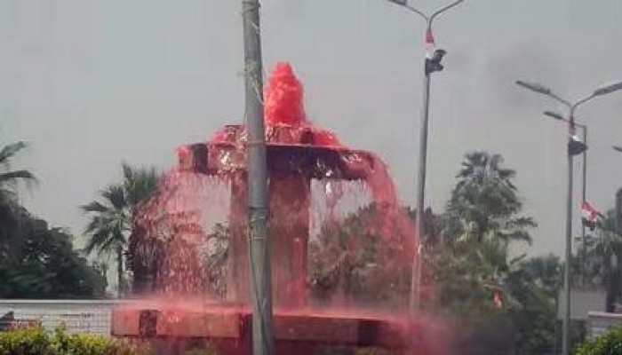 شباب يحولون نافورة المعادي للون الأحمر إحياءً لذكرى رابعة