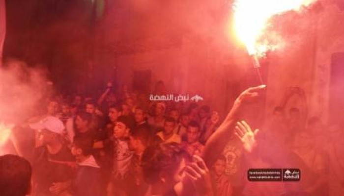 الجيزة: أولتراس ربعاوى يشعل سماء المنصورية بالألوان الحمراء ويطالب بالقصاص من القتلة