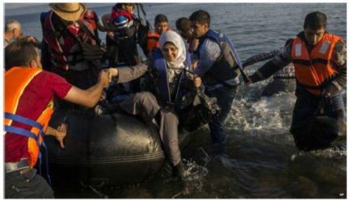 خفر السواحل اليوناني أغرق قاربا على متنه 50 لاجئ سوري بينهم نساء وأطفال