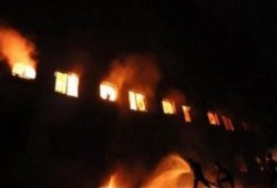 حالات إختناق جراء حريق مصنع الصوف بكفر الشيخ.. واستمرار تصاعد النيران