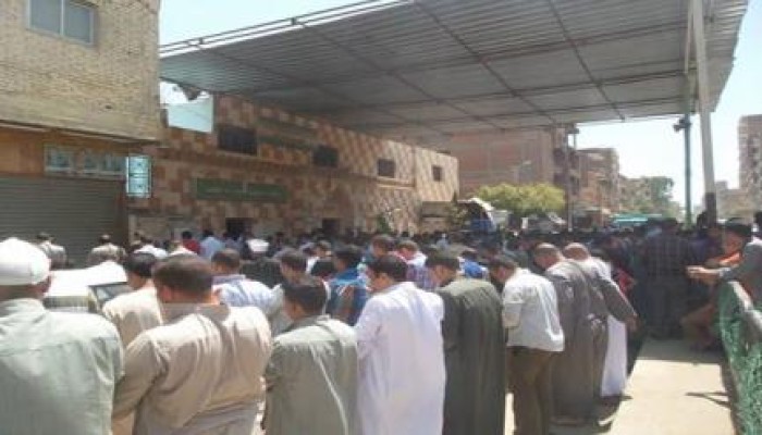 الآلاف يحتشدون فى انتظار وصول جثمان " أحمد حامد " شهيد التعذيب بالفيوم