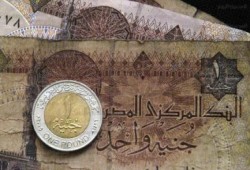 وكالة بلومبيرج: سياسات الانقلاب تفقد الجنيه 22% من قيمته خلال عامه