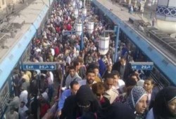 شاهد.. ازدحام وتكدس مواطنين بالخط الثاني في المترو بعد تعطله