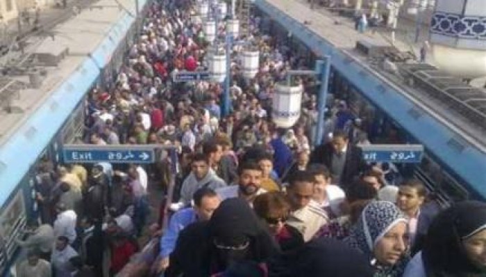 شاهد.. ازدحام وتكدس مواطنين بالخط الثاني في المترو بعد تعطله