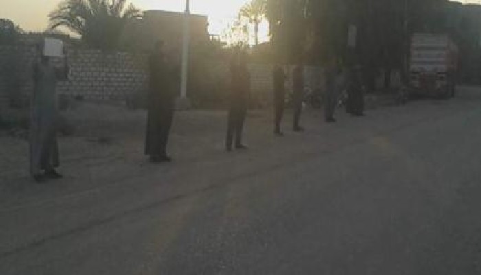 فعالية مناهضة للانقلاب العسكري على الطريق الصحراوى الشرقى بالأقصر