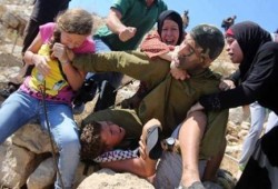 "علقة سااخنة" من نساء فلسطينيات لجندي صهيوني حاول اعتقال طفلهم