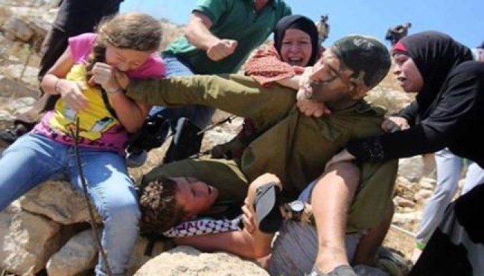 "علقة سااخنة" من نساء فلسطينيات لجندي صهيوني حاول اعتقال طفلهم