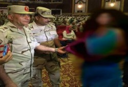 جيش الانقلاب يواصل تكريم "الخليعات"