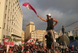 آلاف اللبنانيين يمهلون حكومتهم 3 أيام لتنفيذ مطالبهم
