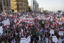 متظاهرون لبنانيون يحتلون مبنى وزارة البيئة في بيروت