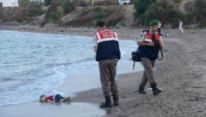 دويتشه فيله عن صورة الطفل السوري الغريق: تحزننا.. تهزنا.. وتشعرنا بعجزنا