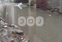 بالصور .. مياه الصرف الصحي تغرق شوارع "بلاي" بالغربية حتي بيت العمدة