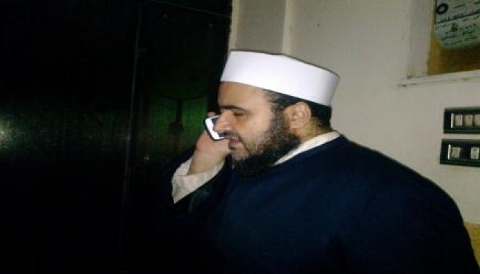 "القناص الكفيف" يصل بيته بعد إخلاء سبيله