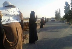 البحيرة: سلسلة بشرية لثوار النوبارية ترفع شعار"الثورة تلبي مطالب الجماهير"