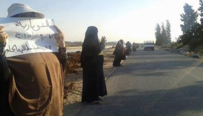 البحيرة: سلسلة بشرية لثوار النوبارية ترفع شعار"الثورة تلبي مطالب الجماهير"