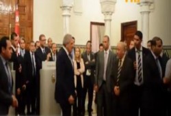 صحفي تونسي يجبر محلب على الهروب من المؤتمر الصحفي بعد اتهامه بالفساد (فيديو)