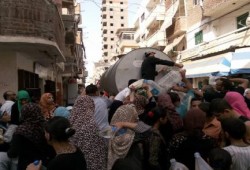 في عهد السيسي..أهالي الإسكندرية يصطفون في الشوارع للحصول على "مياه الشرب" و"الخبز" (فيديو)