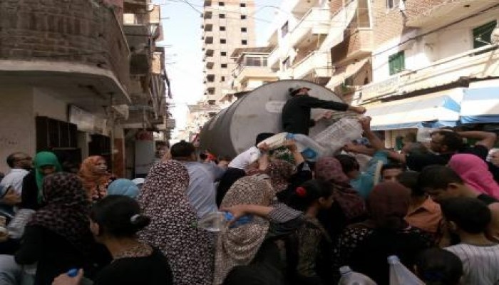 في عهد السيسي..أهالي الإسكندرية يصطفون في الشوارع للحصول على "مياه الشرب" و"الخبز" (فيديو)