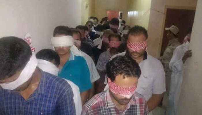 بالصور: الجيش يتعمد إذلال الرجال بسيناء عند اعتقالهم داخل المعسكرات