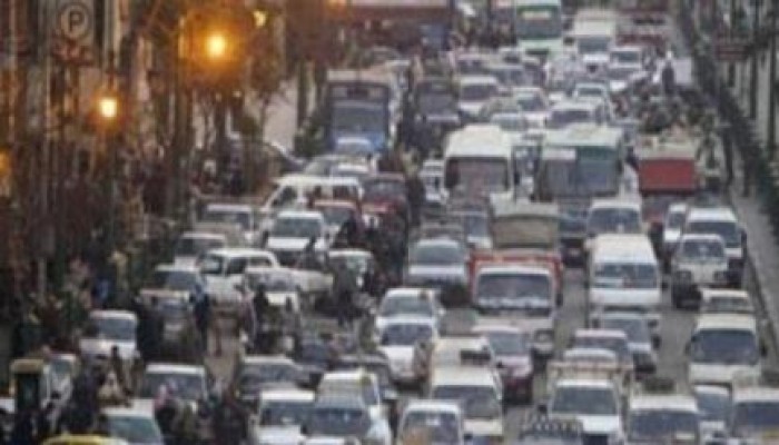 اصطدام ونش بكوبرى روض الفرج وتوقف تام لحركة المرور بكورنيش النيل