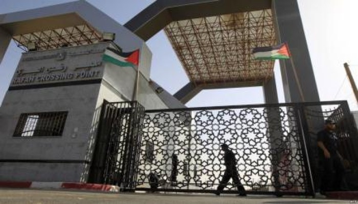 تظاهرة أمام ‏معبر رفح للمطالبة بالإفراج عن 4 مختطفين فلسطينيين في شمال ‏سيناء